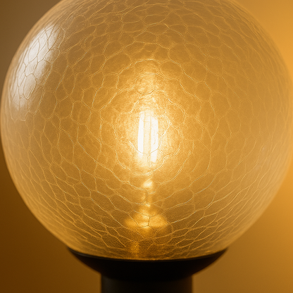 Glaskugel-Tischlampe mit warmweißem Licht – modern und elegant